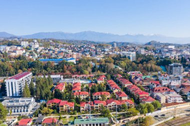 Deniz kıyısındaki sahil kasabası ve uzaktaki dağlar.