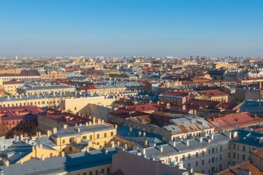 St. Petersburg 'un merkez bölgesindeki çatıların, güverte evlerinin, konut binalarının şehir manzarası.