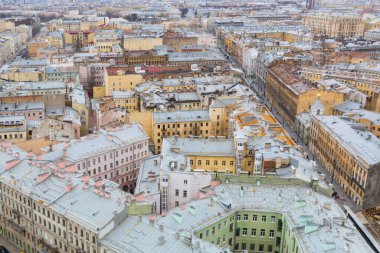 St. Petersburg 'un merkez bölgesindeki çatıların, güverte evlerinin, konut binalarının şehir manzarası.