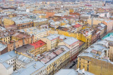 St. Petersburg 'un merkez bölgesindeki çatıların, güverte evlerinin, konut binalarının şehir manzarası.