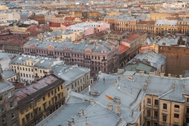 St. Petersburg 'un merkez bölgesindeki çatıların, güverte evlerinin, konut binalarının şehir manzarası.