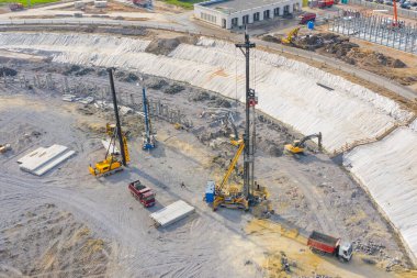 İnşaat alanının havadan görüntüsünde sondaj ve sondaj aletleri var.