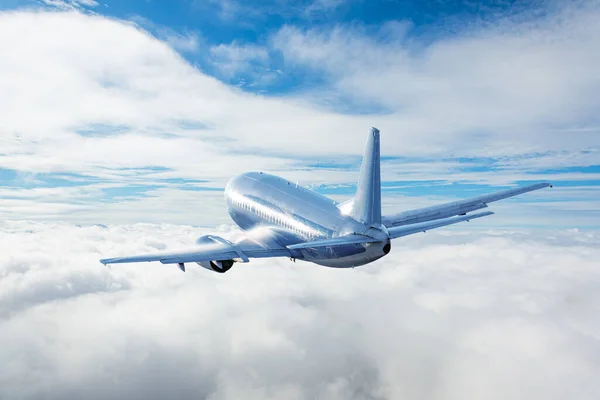 爬升的飞机在一层云彩之上低空飞行 — 图库照片