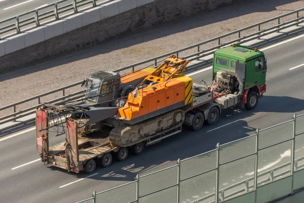 Transporte Una Grúa Sobre Una Plataforma Remolque Carretera — Foto de Stock