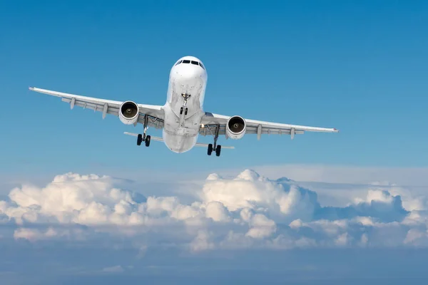 Voo Avião Com Trem Pouso Estendido Contra Céu — Fotografia de Stock