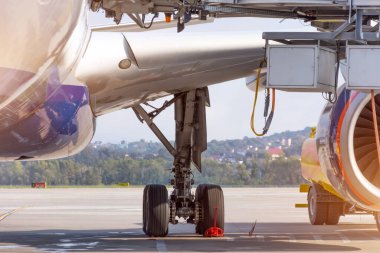 Lastik tekerlek arka iniş takımları kanat görüşü altında uçakları asar.