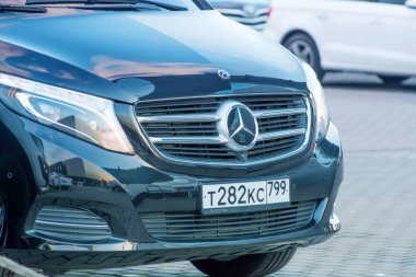 Siyah lüks minibüs Mercedes-Benz minivan ön manzara. Rusya, Saint-Petersburg. 28 Ekim 2019