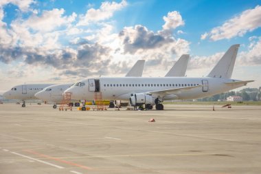 Havaalanı önlüğüne dizilmiş üç farklı uçak tipi var.