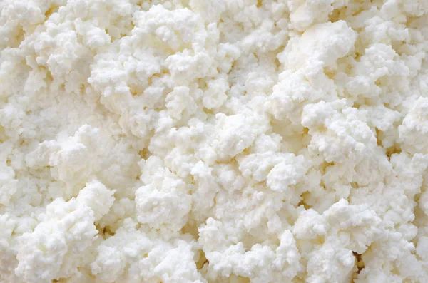 Arka plan olarak süt kaymağı, yakın plan, üst görünüm. Taze süzme peynir, arka plan, doku, üst manzara. Taze süt, yakın plan, üst manzara. Süt ürünleri - taze kaymak.