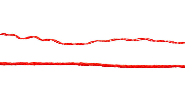 Комплект, коллекция красной тройки, выделенной на белом фоне, вид сверху. Красная строка, цвет, тройка на белом фоне, вид сверху, текстура. Красная нить крупный план, вид сверху.