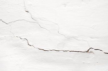 Çatlak kil dokusu, beyaz arka planda çatlak doku, kuru yüzey. Beyaz ve siyah duvar desenleri. Bir kuru beton duvarda bir sürü yiv ve çizik vardır. Kaplama veya yazdırma arkaplanı.