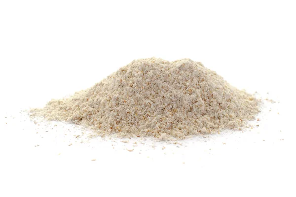 Integral rye flour pile isolated on white background. Rye flour isolated on white background. Pile of rye flour on a white background. Heap of integral spelt wheat flour isolated on white background. — Foto Stock