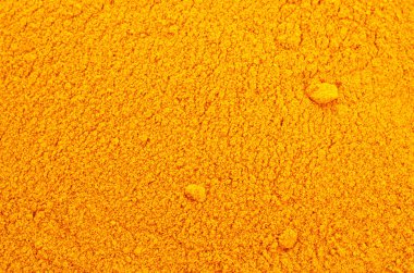 Zerdeçal tozu yığını, arka plan, üst manzara. Sarı zerdeçal tozu, doku, arka plan. Hint baharatı, zerdeçal tozu, arka plan. Zerdeçal tozu, doku, üst görünüm.