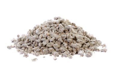 Beyaz arka planda izole edilmiş kümes hayvanları. Beyaz arka planda tavuklar için karışık tahıl ve mısır. Beyaz arka planda izole edilmiş Granüler tavuk yemi. Tavuklar için Granüler yem.