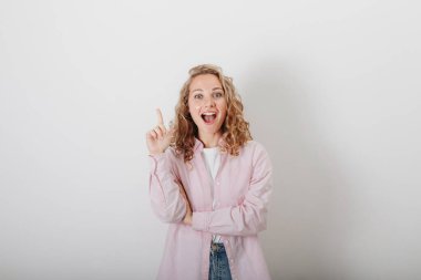 Beyaz arka planda parlak bir kız işaret parmağıyla ortaya çıkıyor.