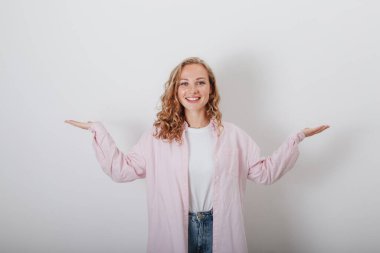 Sevimli gülüşü olan kız Elleriyle teraziyi gösteriyor