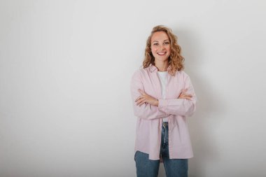 Güzel sarışın açıkça kameraya bakıyor.