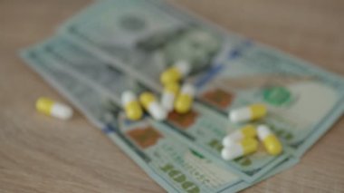 Uyuşturucu için para, konsept, 100 dolar ve hap.