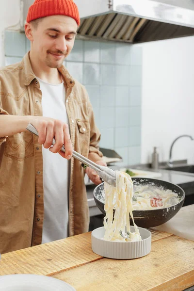 Hombre cocinar pasta en su cocina en un café — Foto de Stock