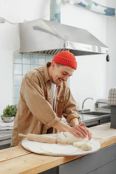 Chef hace la masa para pasta hecha a mano — Foto de Stock