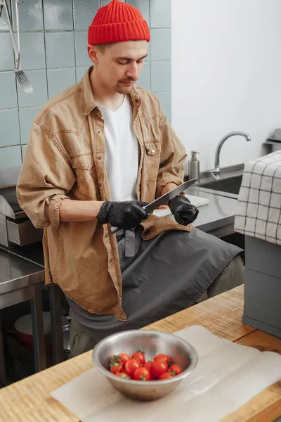 Chef afiar uma faca antes de cozinhar salada — Fotografia de Stock