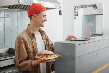 Kafede İtalyan piada pişiren genç adam.