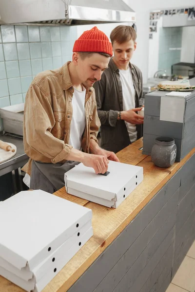 2 chefs preparan comida italiana para la entrega hoy — Foto de Stock