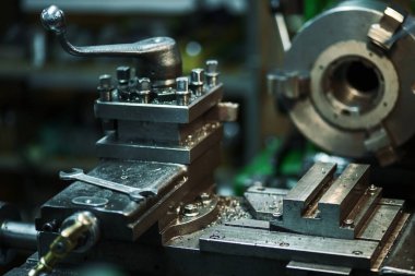 Metal Torna, Torna Makinesi eski bir atölyede Chip ve Wrench