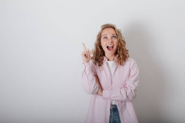 Beyaz arka planda parlak bir kız işaret parmağıyla ortaya çıkıyor.