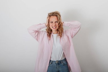 Başı ağrıyan bir kız, öfke, anlayış göstermeyen, başını tutan