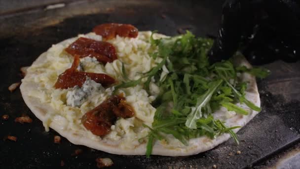 Виготовлення вегетаріанського скону з сиром — стокове відео
