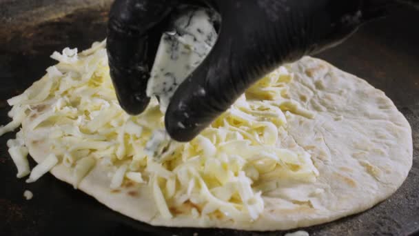 Le chef pose le fromage sur le gâteau au pain — Video