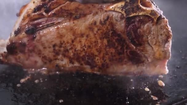 Жареное сочное мясо крупным планом — стоковое видео