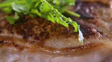 Kızarmış et, çıtır çıtır.