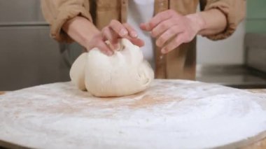 Cook elleriyle hamur yoğuruyor