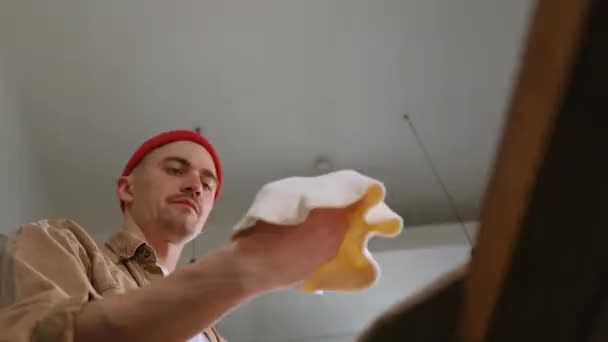 Шеф-кухар кидає рулонне тісто для піци — стокове відео
