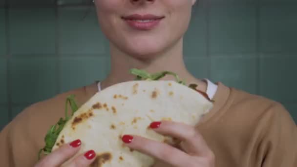 A lány zöldséggel harapja a pitát. — Stock videók