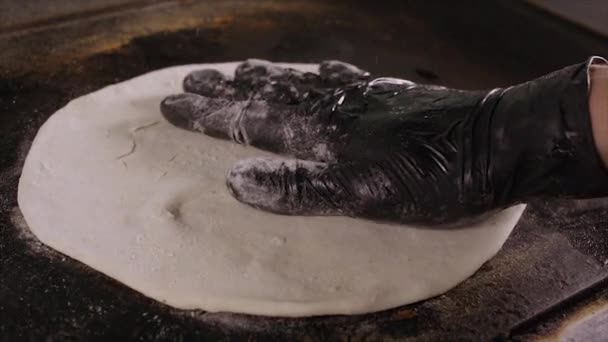 在炉子上做意大利玉米饼 — 图库视频影像