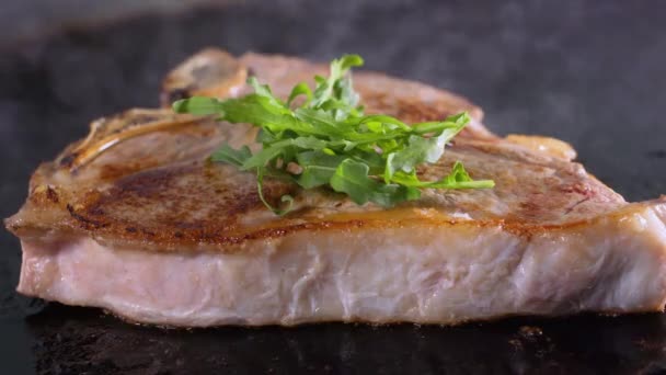 Grelhar carne suculenta em close-up — Vídeo de Stock