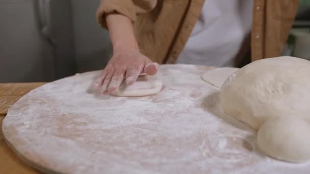 Il cuoco fa rotolare l'impasto con un mattarello — Video Stock