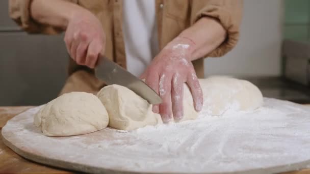 Het deeg in stukken splitsen, brood en broodjes maken — Stockvideo