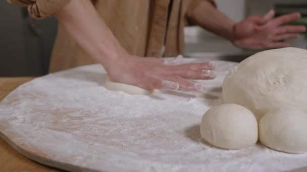 A szakács tekercs a tésztát egy sodrófa — Stock videók