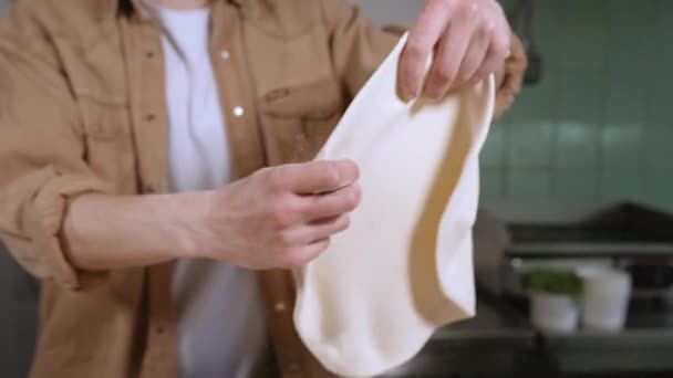 피자 셰프는 얇은 피자 반죽을 만든다 — 비디오