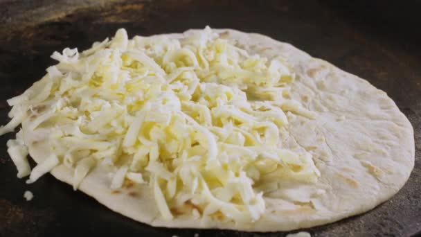 Herstellung eines vegetarischen Scone mit Käse — Stockvideo