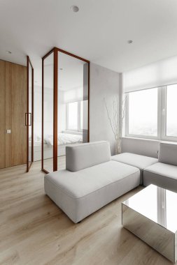 Minimalist tarzda beyaz bej tonlarda modern stüdyo