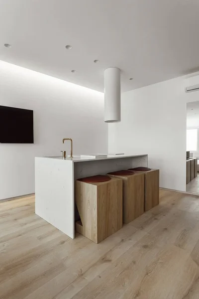 Cocina blanca compacta en estilo minimalista moderno — Foto de Stock