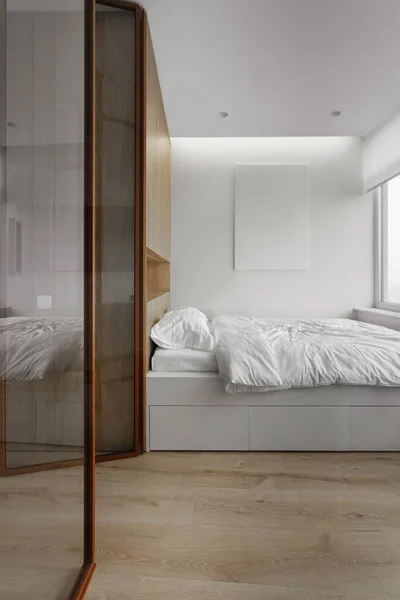 Dormitorio con puertas de cristal en apartamento loft — Foto de Stock