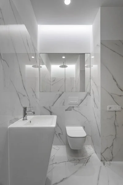 Baño de mármol blanco en estilo moderno — Foto de Stock