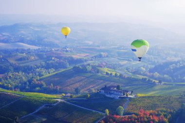 Güz mevsimi boyunca üzüm bağlarıyla kaplı Langhe (Piedmont, Kuzey İtalya) tepelerinde havadan balonlar uçuşmaktadır; 2014 yılından bu yana UNESCO Site.
