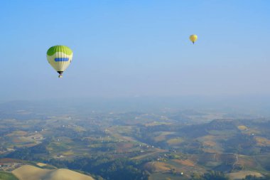 Güz mevsimi boyunca üzüm bağlarıyla kaplı Langhe (Piedmont, Kuzey İtalya) tepelerinde havadan balonlar uçuşmaktadır; 2014 yılından bu yana UNESCO Site.